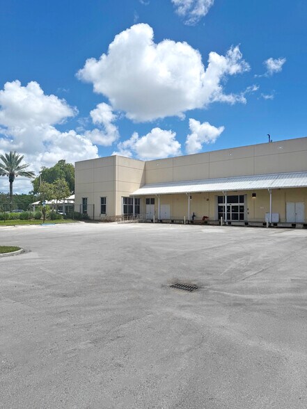 17100 NW 59th Ave, Hialeah, FL à louer - Photo de l’immeuble – Image 2 sur 14