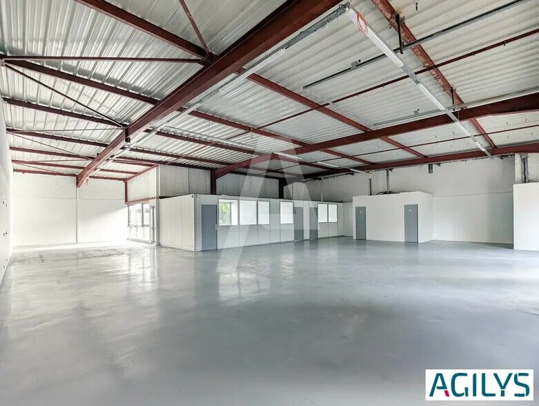 Local d’activités dans à louer - Photo de l’immeuble – Image 3 sur 12