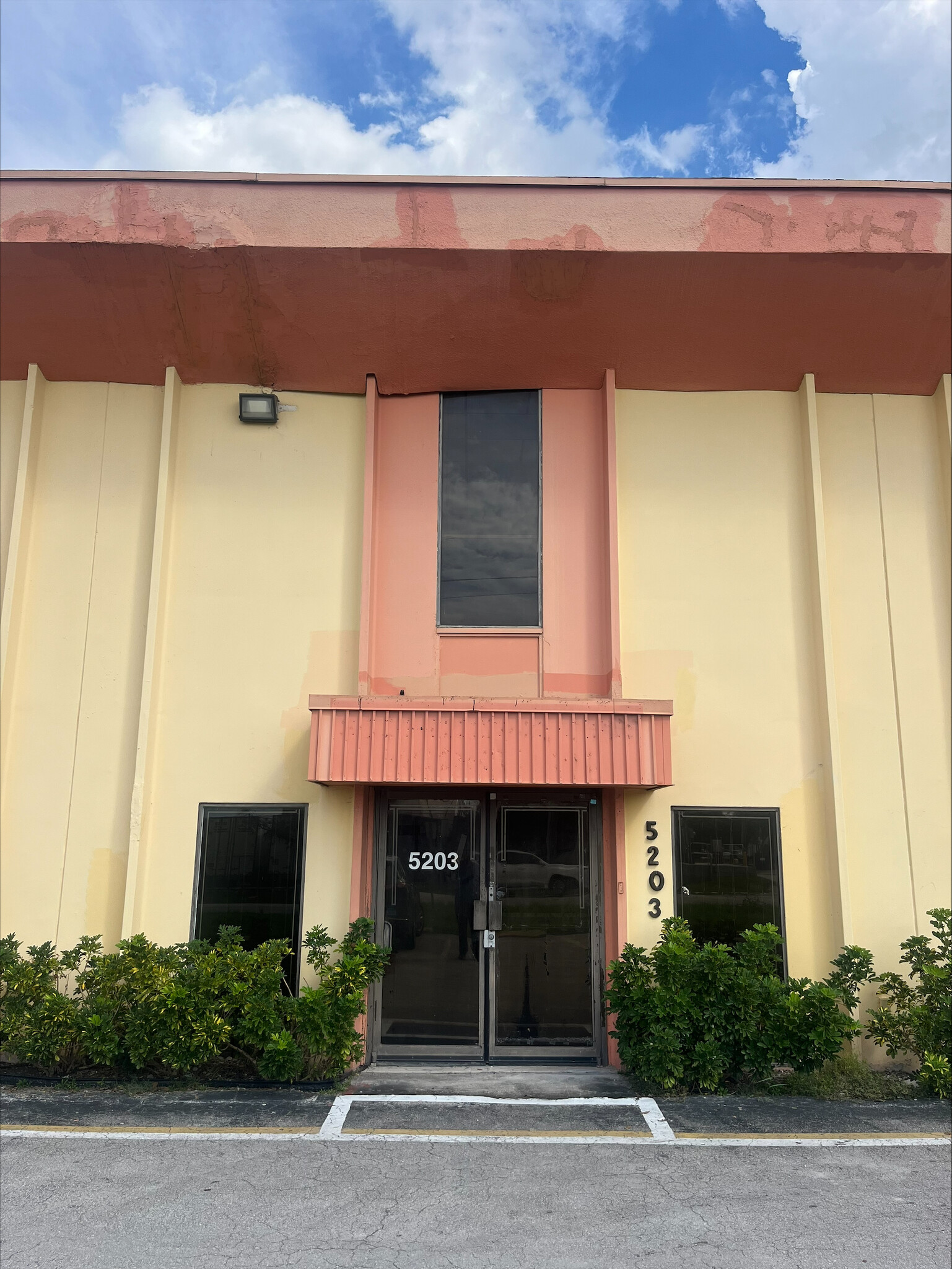 5201-5229 NW 74th Ave, Miami, FL à louer Photo de l’immeuble– Image 1 sur 6
