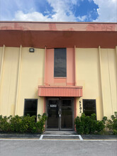 5201-5229 NW 74th Ave, Miami, FL à louer Photo de l’immeuble– Image 1 sur 6