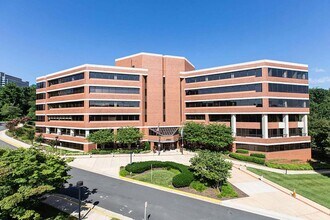 7927 Jones Branch Dr, McLean, VA à louer Photo de l’immeuble– Image 1 sur 1