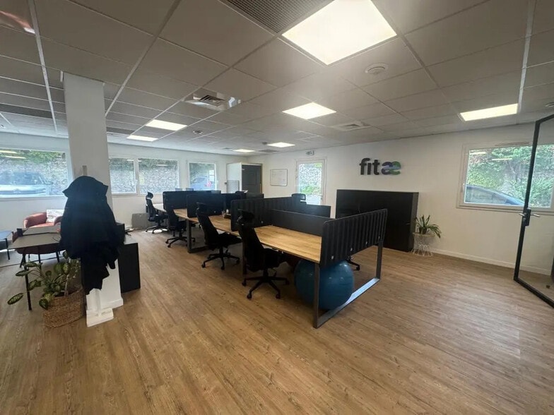 Bureau dans Gémenos à louer - Photo de l’immeuble – Image 2 sur 7