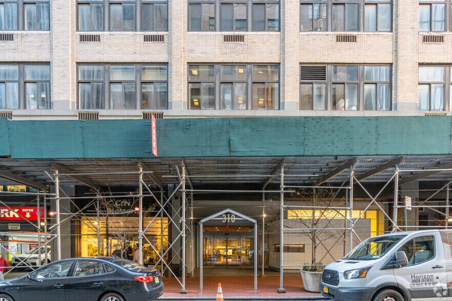 310 E 46th St, New York, NY à louer - Photo de l’immeuble – Image 3 sur 6
