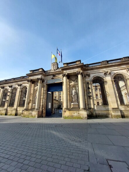 Local commercial dans Bordeaux à louer - Photo de l’immeuble – Image 1 sur 3