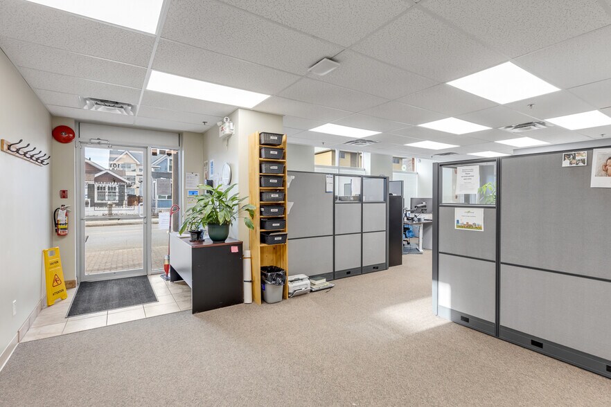 196 Wade Av W, Penticton, BC à louer - Photo de l’immeuble – Image 2 sur 16
