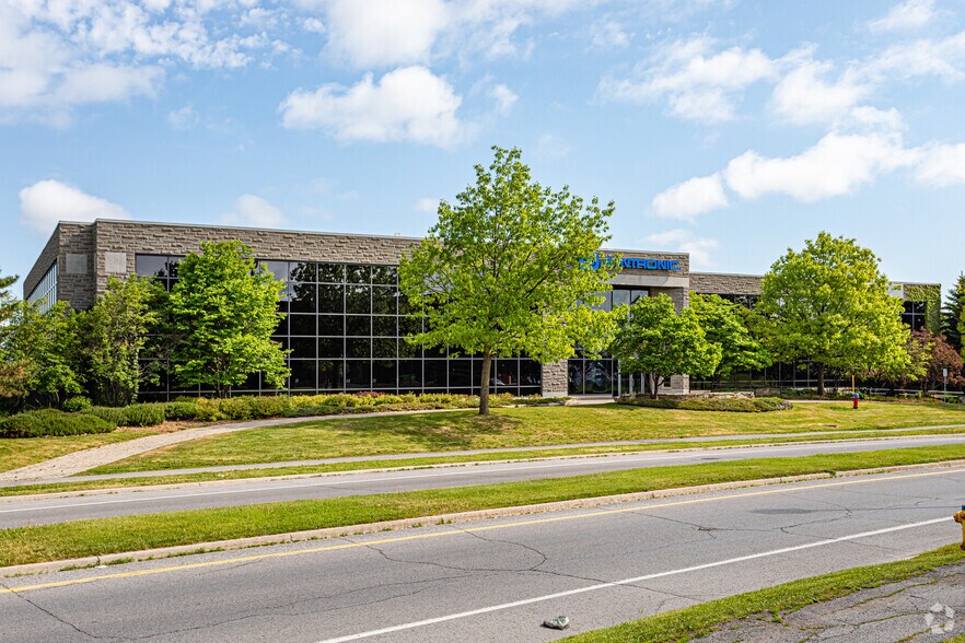 340 Terry Fox Dr, Ottawa, ON à louer - Photo de l’immeuble – Image 2 sur 3