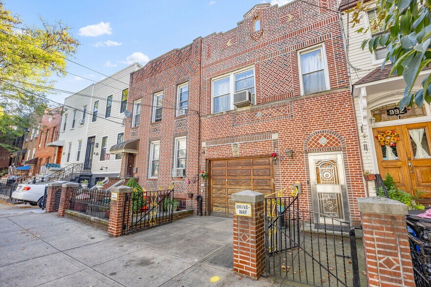 994 Hart St, Brooklyn, NY à vendre - Photo de l’immeuble – Image 2 sur 17