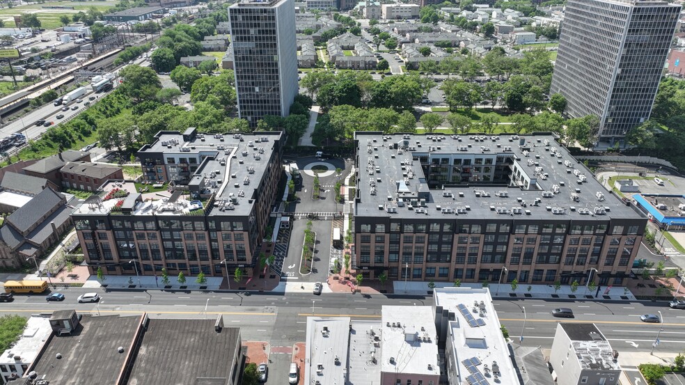 349-377 Broad St, Newark, NJ à louer - Photo de l’immeuble – Image 1 sur 105