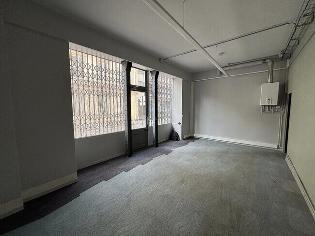 Plus de détails pour 15 Rue Fondary, Paris - Local commercial à louer