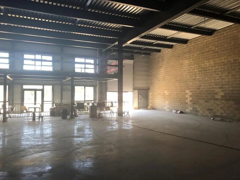 Local d’activités dans Lormont à louer - Photo de l’immeuble – Image 1 sur 7