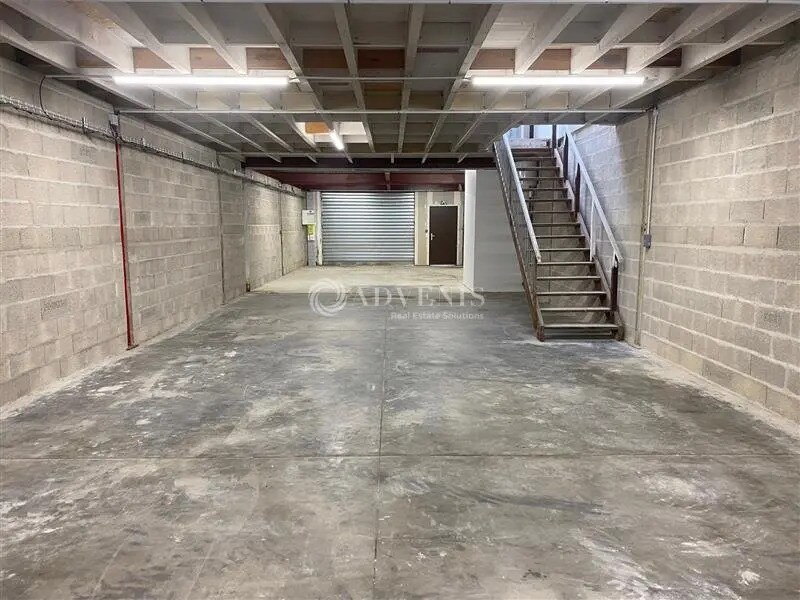 Local d’activités dans Roissy-en-Brie à louer Photo de l’immeuble– Image 1 sur 8