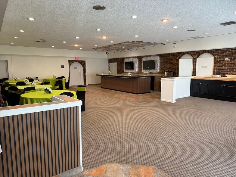 8016 Arlington Expy, Jacksonville, FL à louer - Photo intérieure – Image 3 sur 21