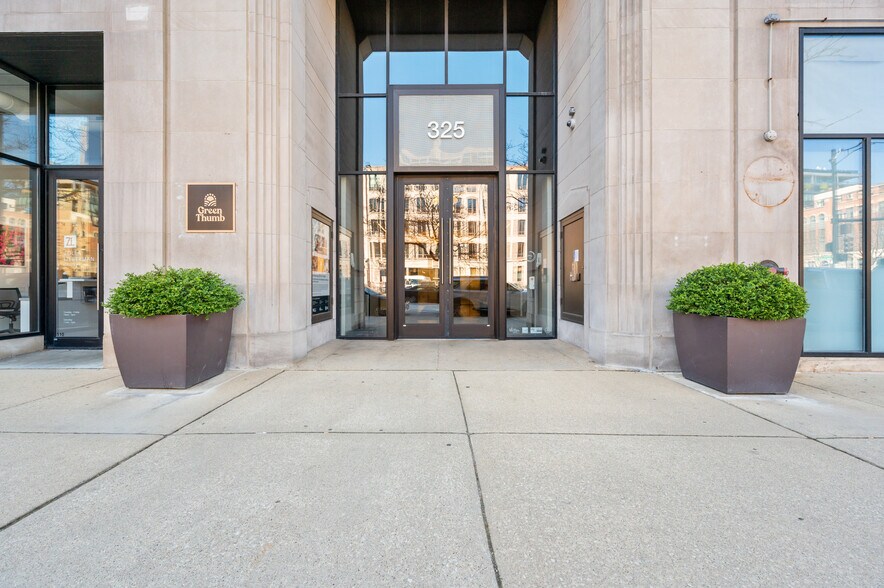 325 W Huron St, Chicago, IL à louer - Photo de l’immeuble – Image 3 sur 3