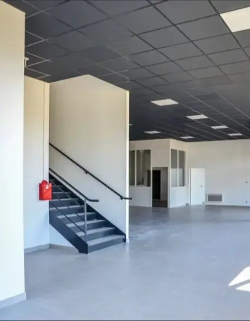 Plus de détails pour Local d’activités à vendre