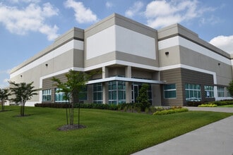 5150 Greens Rd, Houston, TX à louer Photo de l’immeuble– Image 1 sur 6