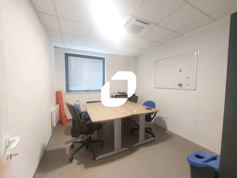 Bureau dans Magny-les-Hameaux à louer - Photo de l’immeuble – Image 1 sur 7