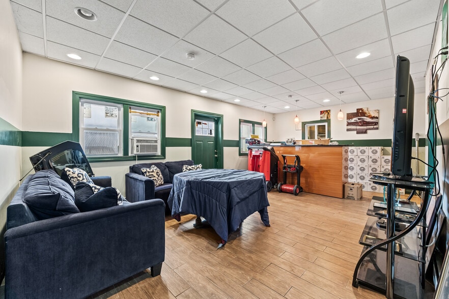 120 S 2nd St, New Hyde Park, NY à vendre - Hall d’entrée – Image 2 sur 23