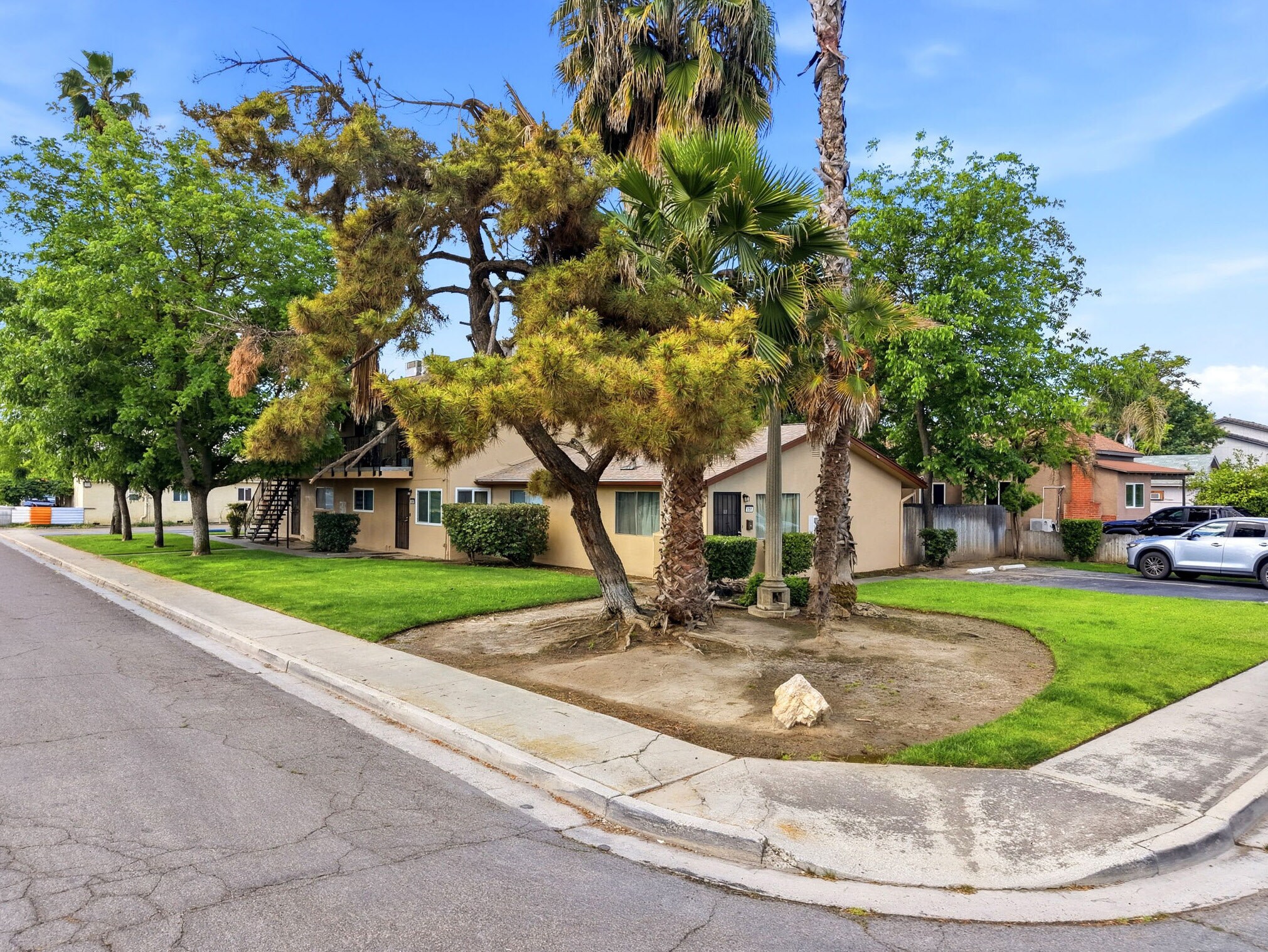 551 E 11th St, Hanford, CA à vendre Photo principale– Image 1 sur 9