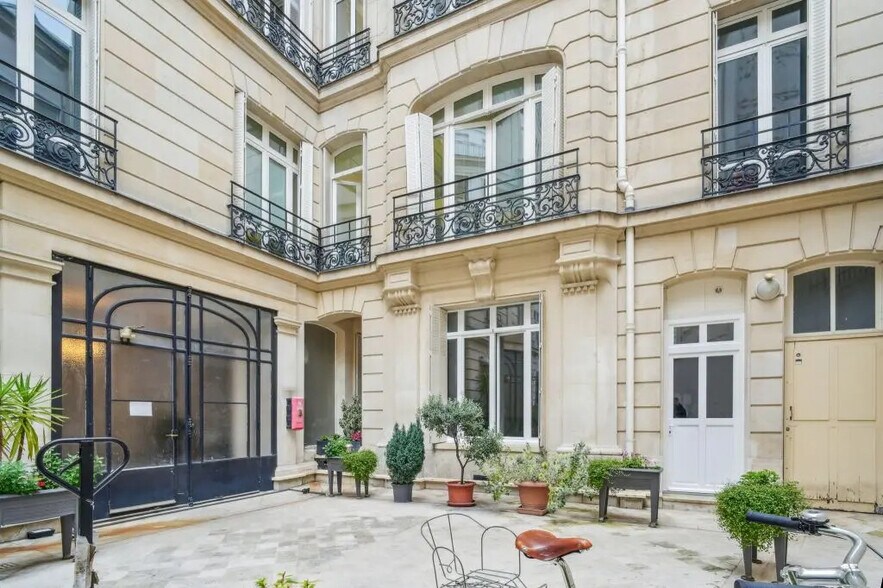 63 Rue La Boétie, Paris à louer - Photo de l’immeuble – Image 3 sur 7