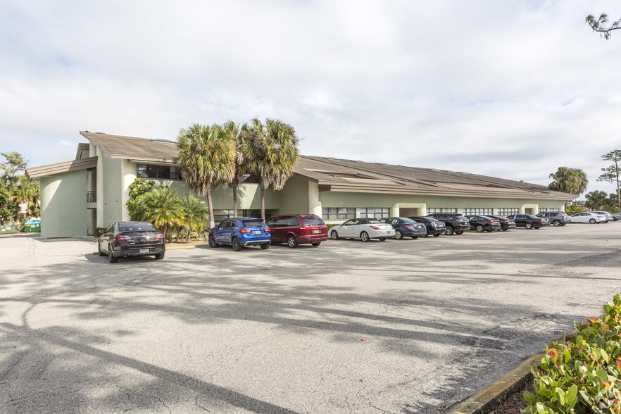 12811 Kenwood Ln, Fort Myers, FL à louer - Photo principale – Image 1 sur 15
