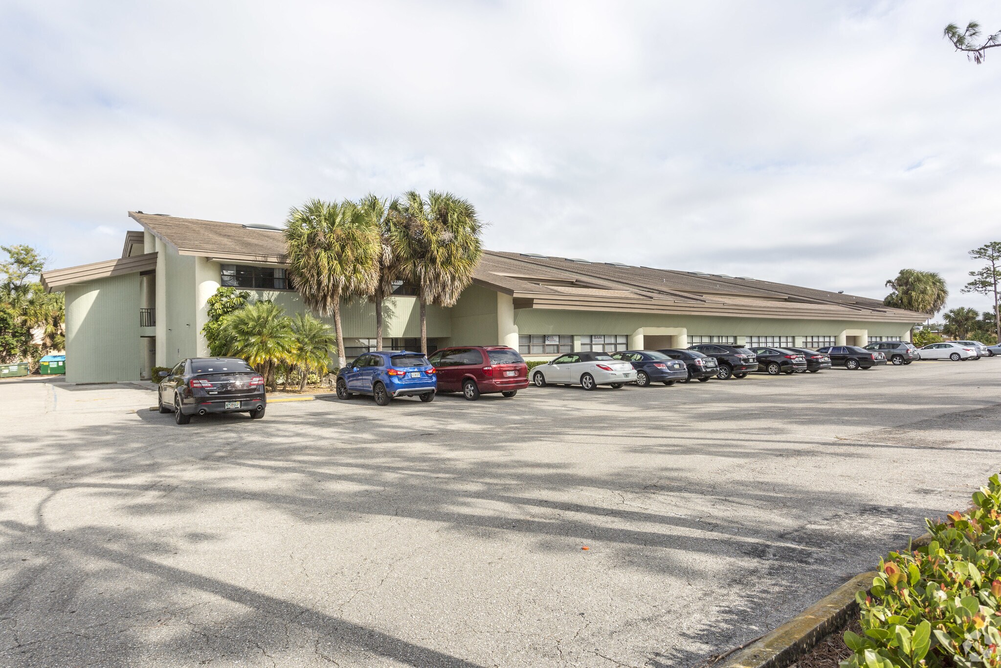 12811 Kenwood Ln, Fort Myers, FL à louer Photo principale– Image 1 sur 16