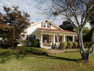 Plus de détails pour 715 Broad St, Fuquay Varina, NC - Local d’activités à vendre