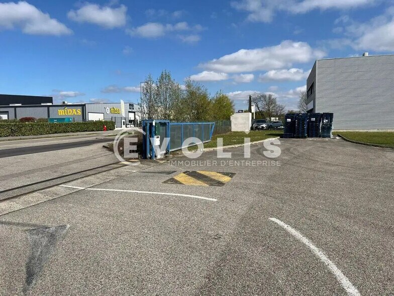 42 Rue De L'Avenir, Genas à louer - Photo de l’immeuble – Image 2 sur 9