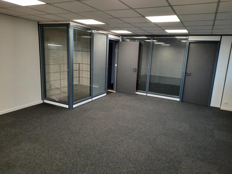 Local d'activités dans Moissy-Cramayel à vendre - Photo de l’immeuble – Image 3 sur 5