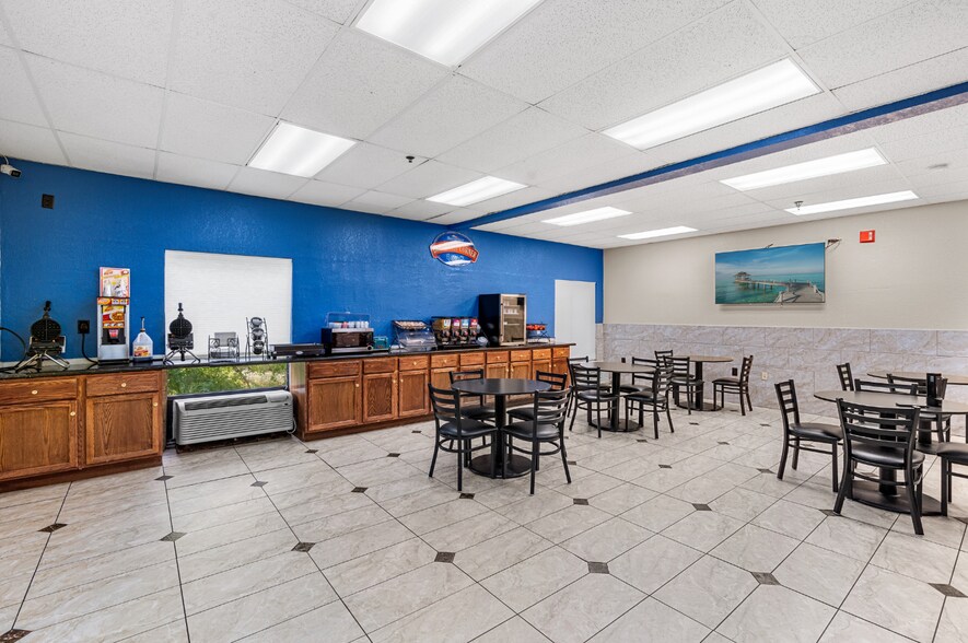 740 Iowa St, Lawrence, KS à vendre - Photo de l’immeuble – Image 3 sur 9