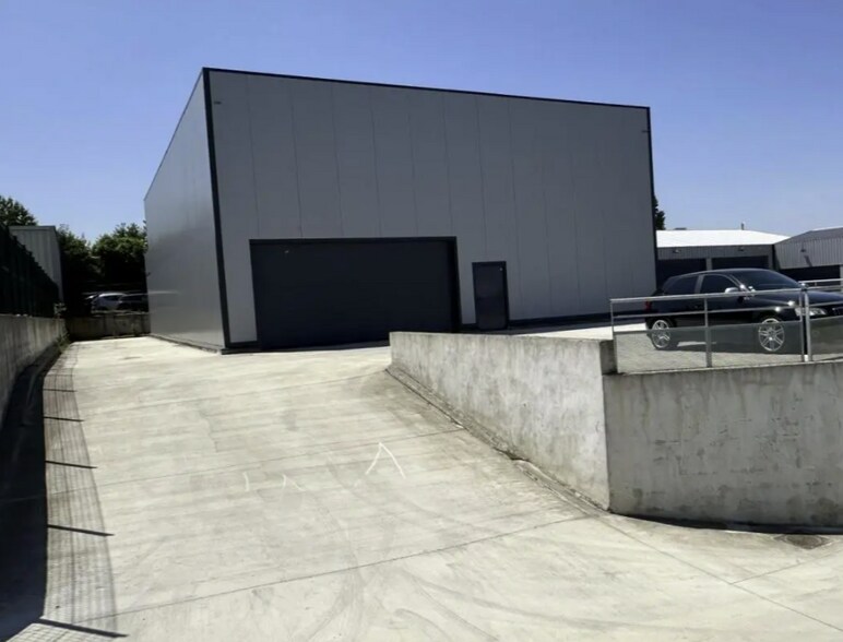 Local d’activités dans Mareuil-lès-Meaux à louer - Photo de l’immeuble – Image 2 sur 2