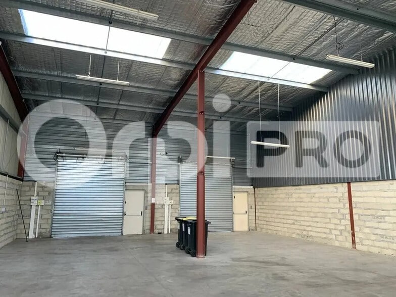 Local d'activités dans SAINT-JEAN-D'ILLAC à vendre - Photo intérieure – Image 1 sur 5