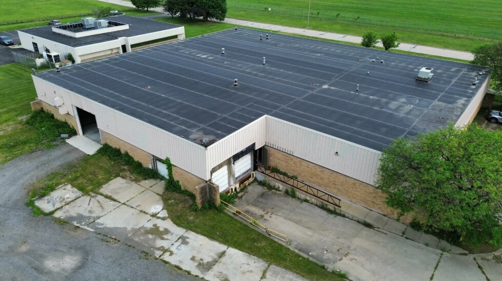 3027 Airpark Dr N, Flint, MI à vendre - Photo de l’immeuble – Image 2 sur 7