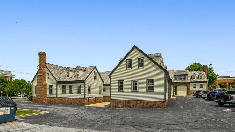 528 Wells St, Delafield, WI à vendre - Photo de l’immeuble – Image 3 sur 5
