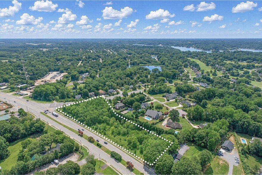 0 Brawley School, Mooresville, NC à vendre - Photo de l’immeuble – Image 2 sur 9
