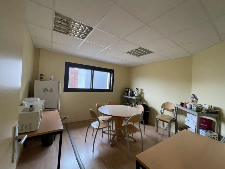 Bureau dans Plescop à louer - Photo de l’immeuble – Image 3 sur 4