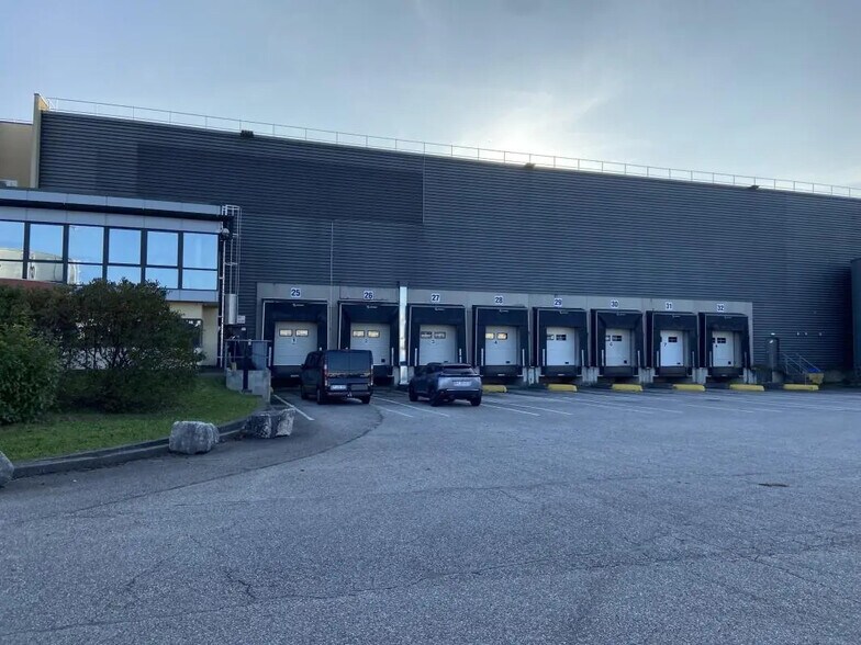 Industriel/Logistique dans Genas à louer - Photo de l’immeuble – Image 2 sur 8