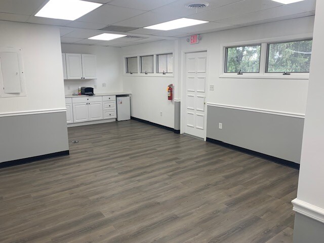 1076 Parkway Ave, Ewing, NJ à louer - Photo intérieure – Image 2 sur 9