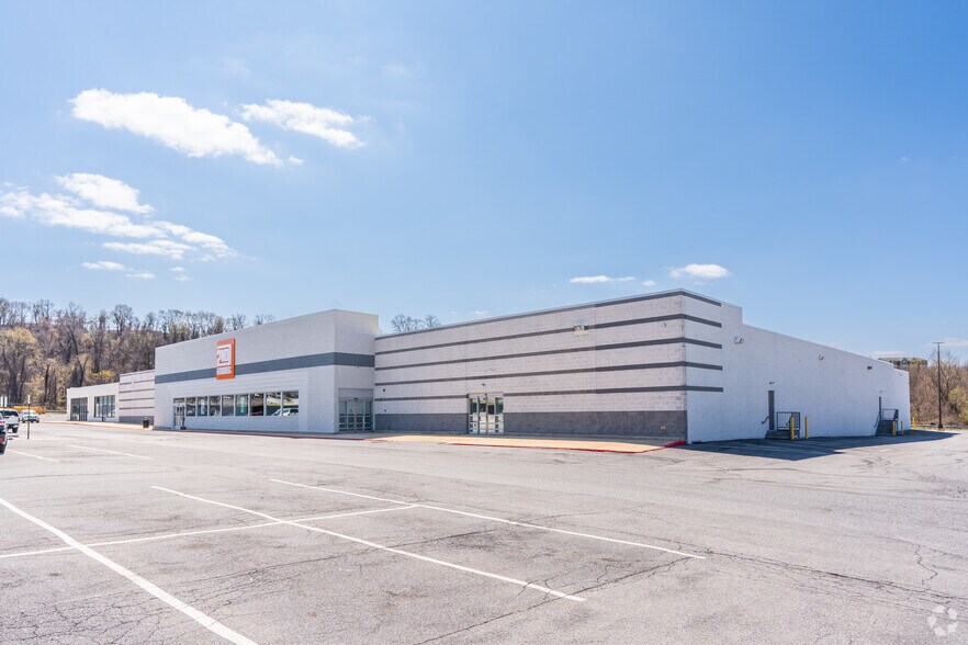 460 Mall Rd, Harrisburg, PA à vendre - Photo de l’immeuble – Image 2 sur 6