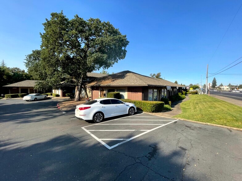 8146 Greenback Ln, Fair Oaks, CA à louer - Photo de l’immeuble – Image 3 sur 4