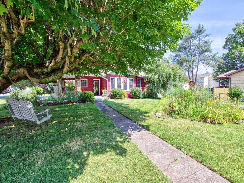 24 Belle Meade Dr, Waynesville, NC à vendre - Photo de l’immeuble – Image 2 sur 32