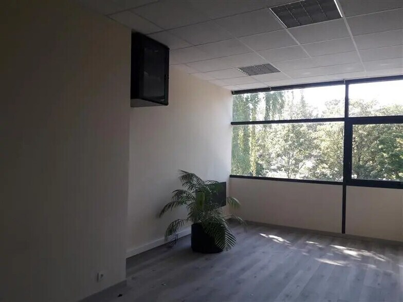 Bureau dans Lognes à louer - Photo de l’immeuble – Image 1 sur 7