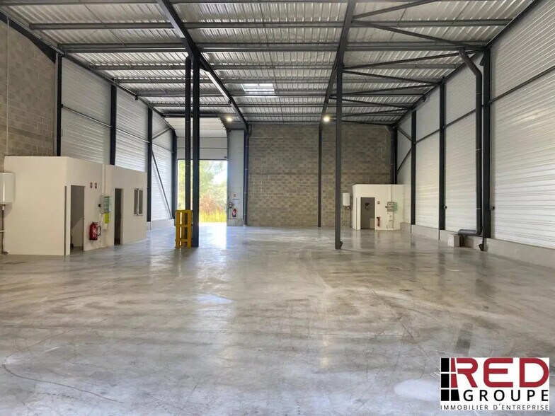Industriel/Logistique dans Signes à louer - Photo de l’immeuble – Image 1 sur 6