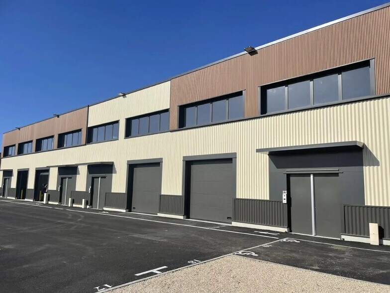 Local d’activités dans Marcoussis à louer - Photo de l’immeuble – Image 3 sur 12