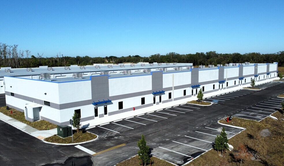 16101 Lee Rd, Fort Myers, FL à louer - Photo de l’immeuble – Image 2 sur 13