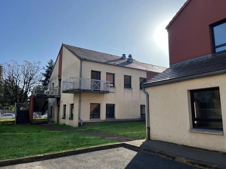 Local d’activités dans Montmorency à louer - Photo de l’immeuble – Image 1 sur 17