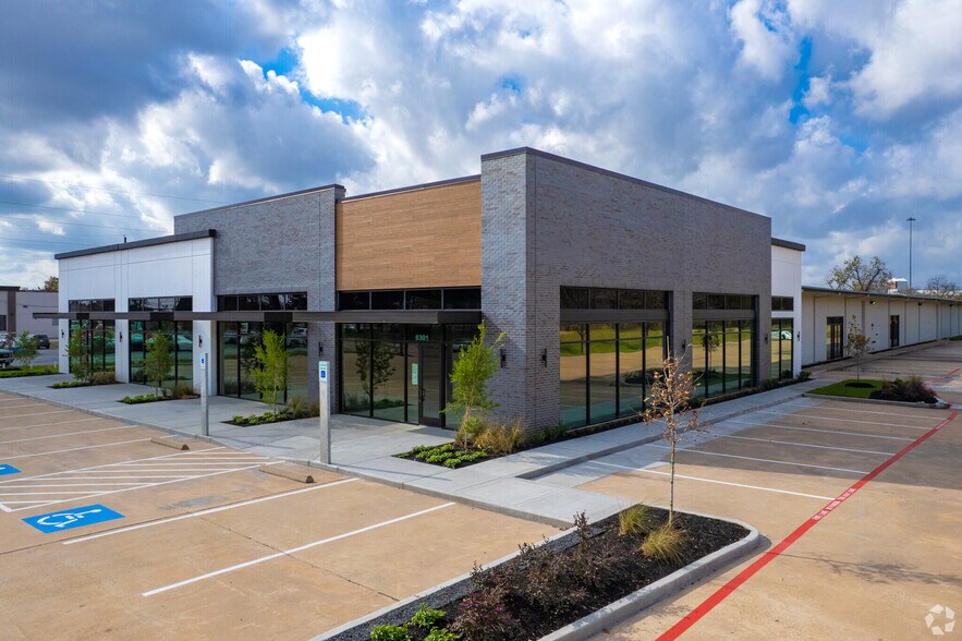 8301 Jones Rd, Jersey Village, TX à louer - Photo de l’immeuble – Image 2 sur 3