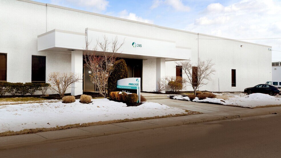245 W Commercial Ave, Moonachie, NJ à louer - Photo de l’immeuble – Image 1 sur 3
