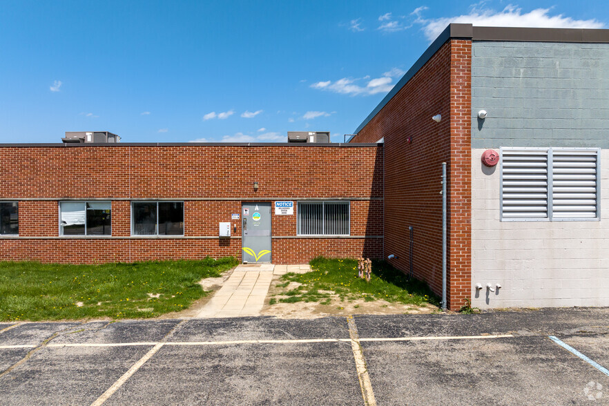 50750 E Russell Schmidt Blvd, Chesterfield, MI à louer - Photo de l’immeuble – Image 2 sur 7