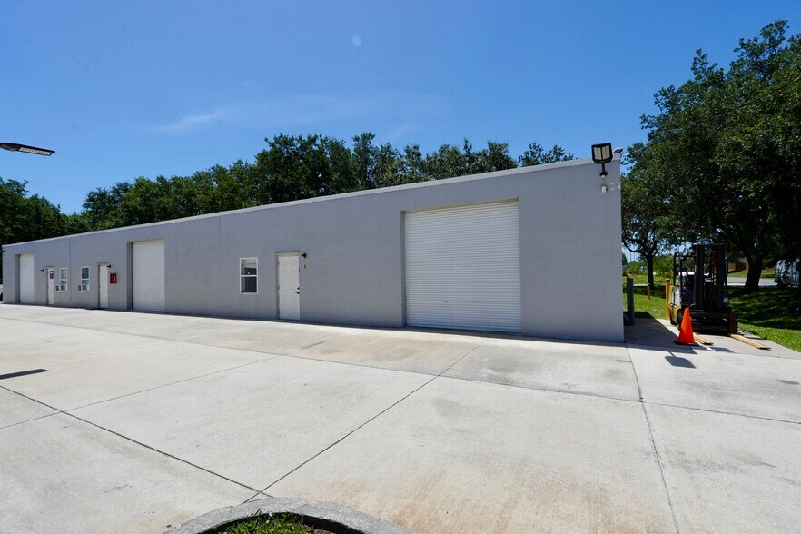 7275 Waelti Dr, Melbourne, FL à louer - Photo de l’immeuble – Image 2 sur 11