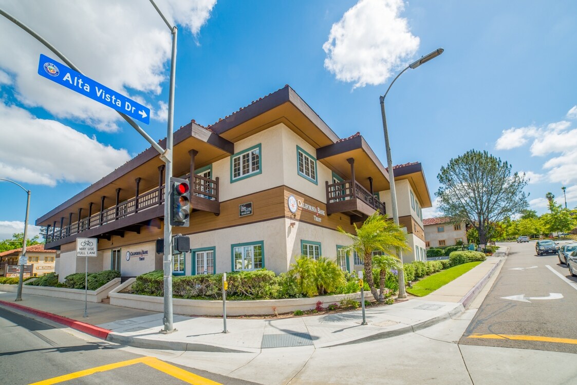 138-140 Civic Center Dr, Vista, CA à vendre Photo de l’immeuble– Image 1 sur 12